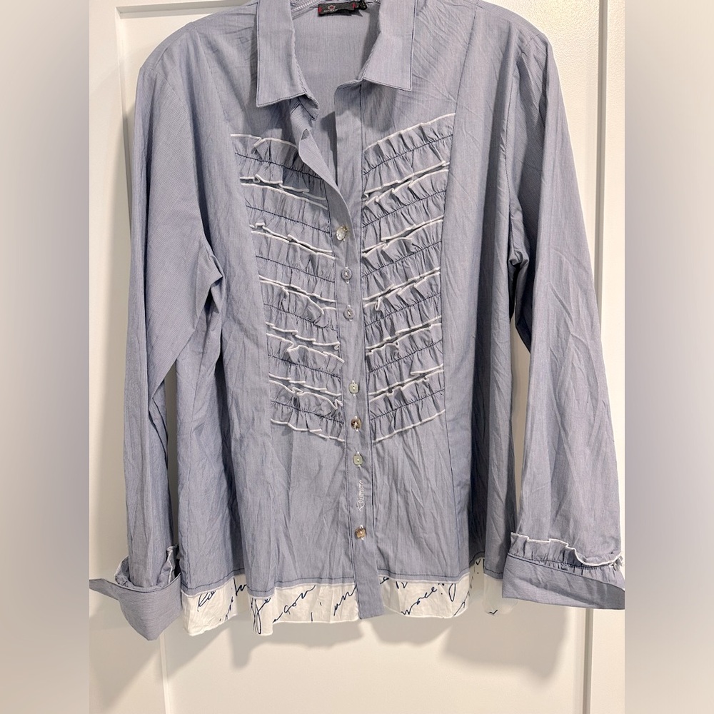 Dismero Blue/White Ruffle Front, Collared, Button Down Top. NWOT size XXL